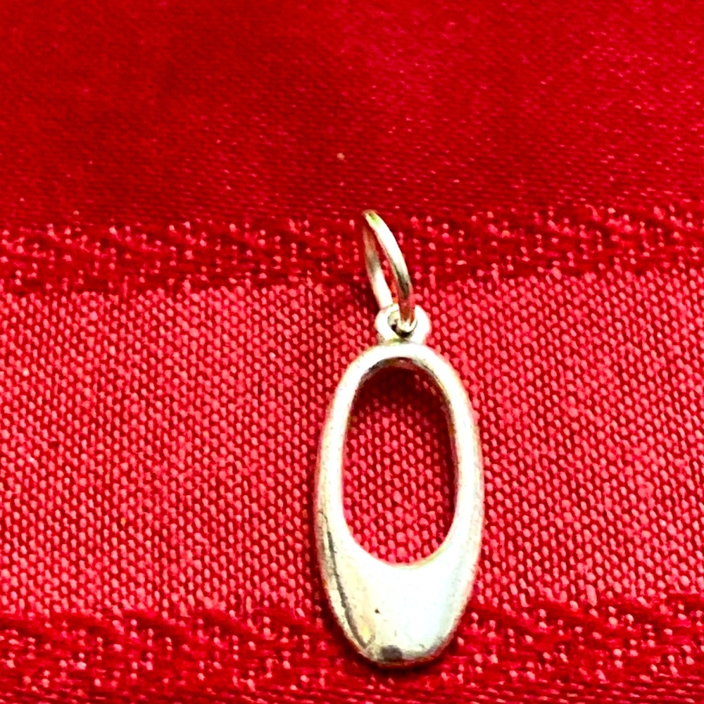 5/$10❤️❤️❤️Vintage 90s Silver Toned Alloy “O” Pendant Charm